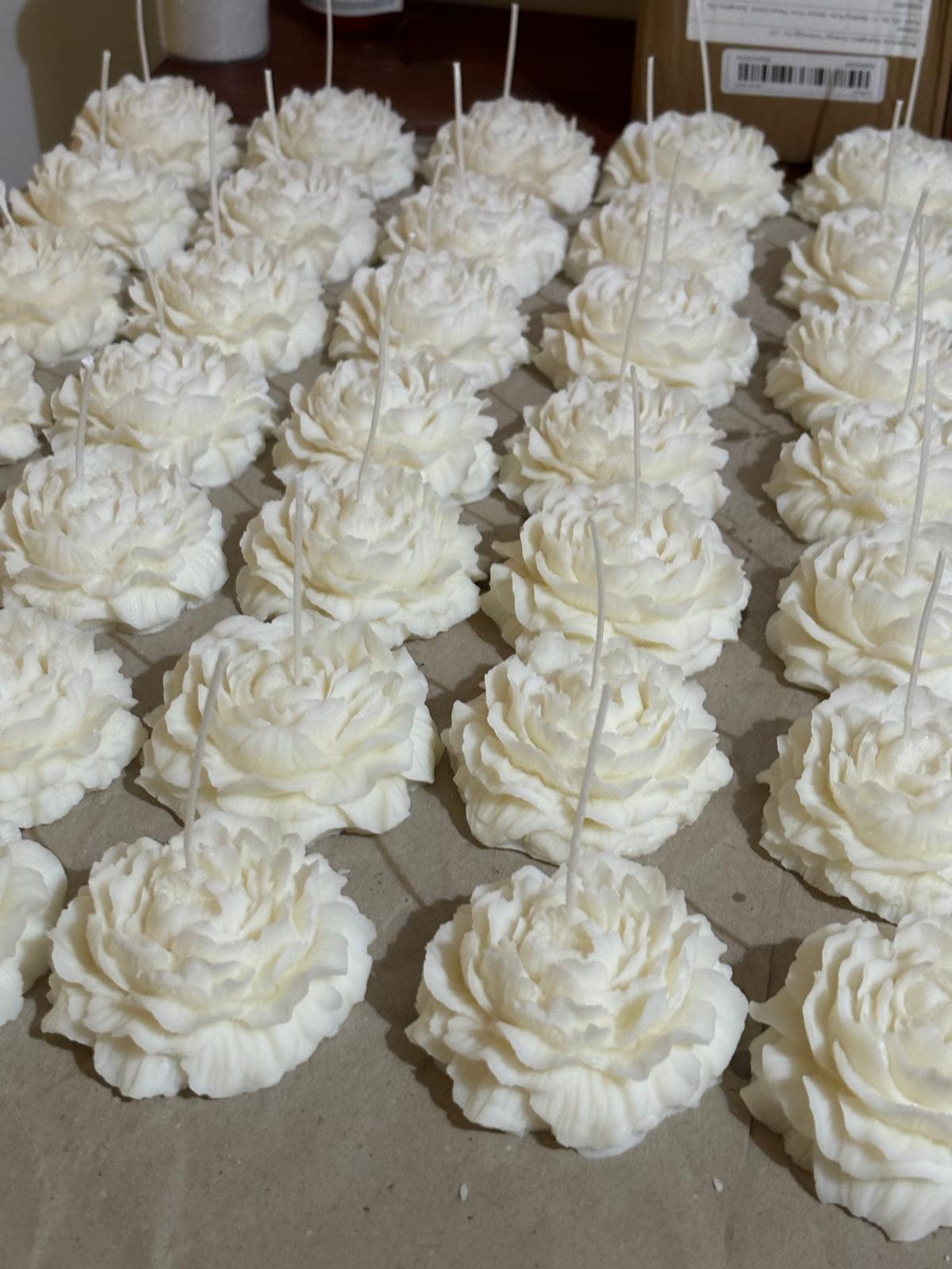 Peonie di cera. Belle da morire (letteralmente, poi le accendi)